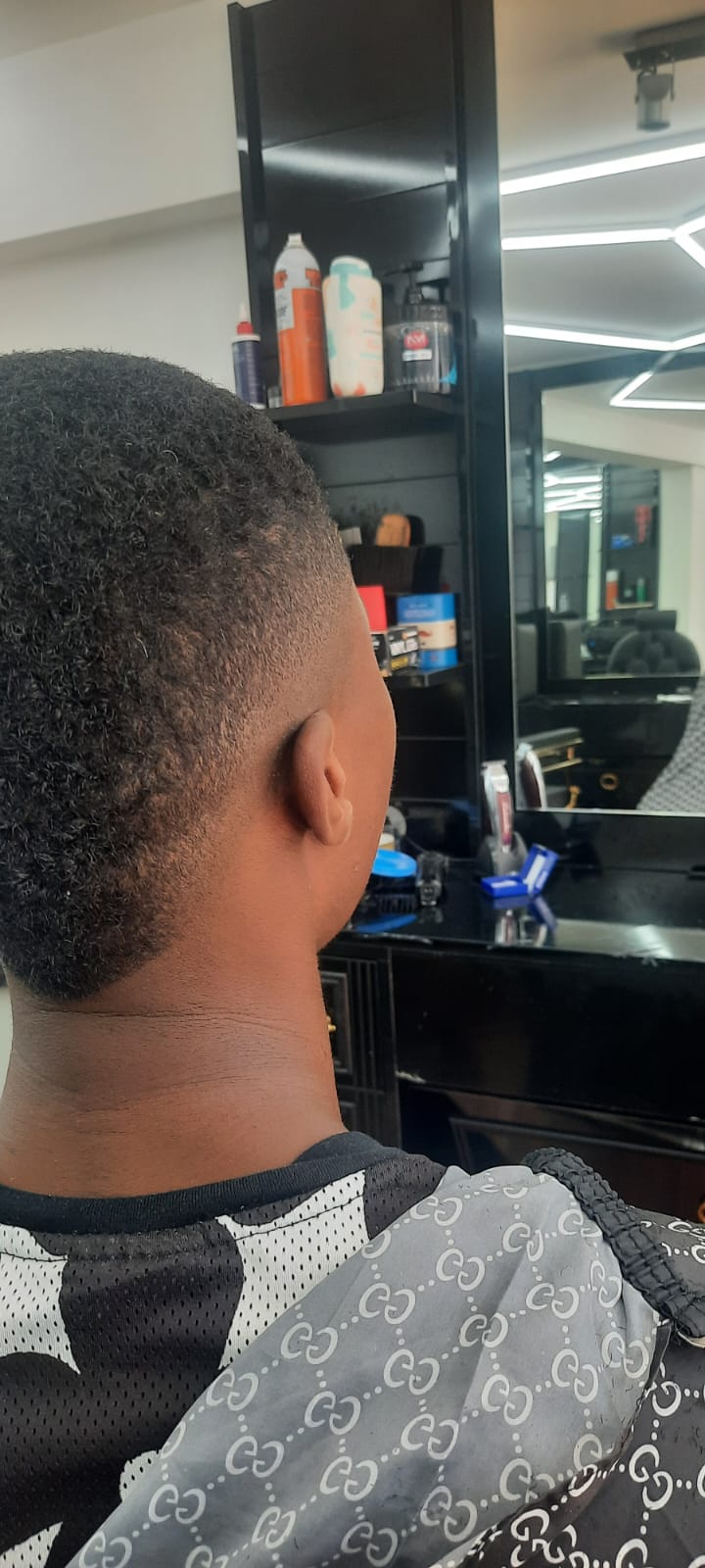 Low taper fade with razor edging